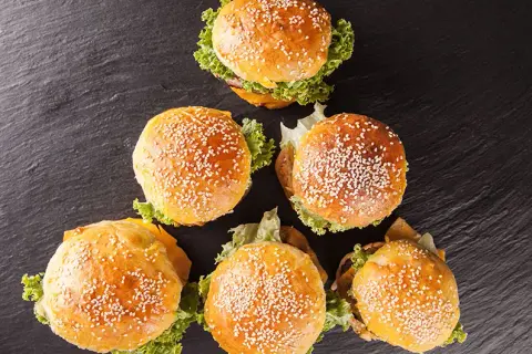 Sekret puszystych bezglutenowych bułek do burgerów: domowy przepis