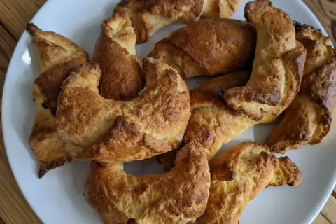 Croissanty bezglutenowe: przepis na idealne, warstwowe rogaliki