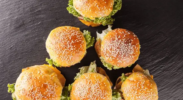 Sekret puszystych bezglutenowych bułek do burgerów: domowy przepis