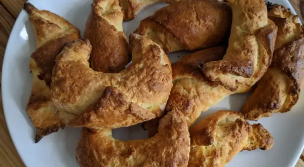 Croissanty bezglutenowe: przepis na idealne, warstwowe rogaliki