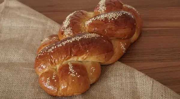 Jak upiec puszystą chałkę bezglutenową? Sprawdzony przepis!