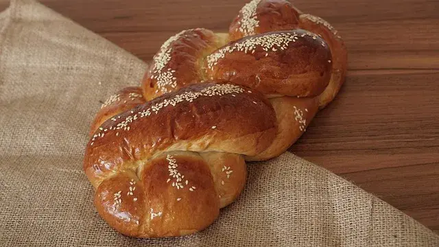 Jak upiec puszystą chałkę bezglutenową? Sprawdzony przepis!