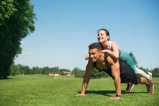 ludzie uprawiający sport na świeżym powietrzu