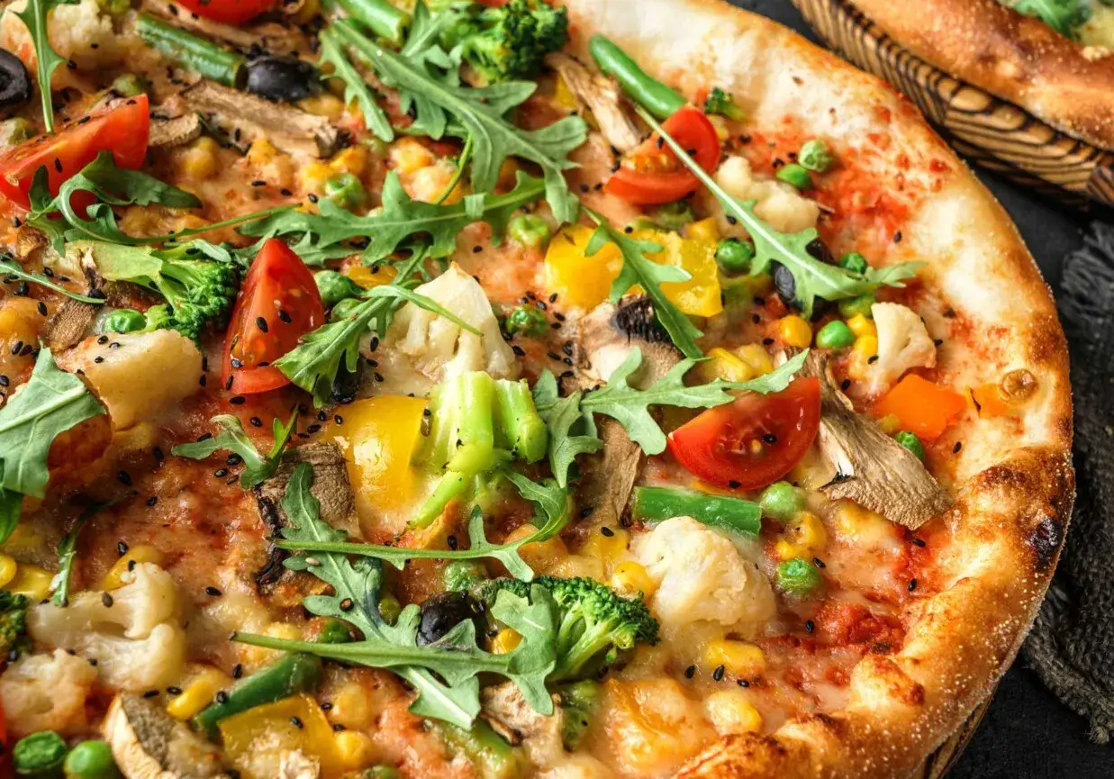 pizza wegetariańska z warzywami